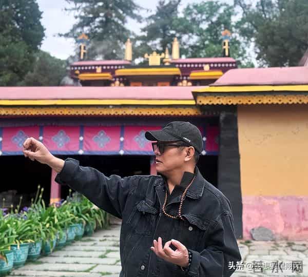 冲上热搜! 62岁李连杰回春20年引爆传闻! 脱衣亲自回应