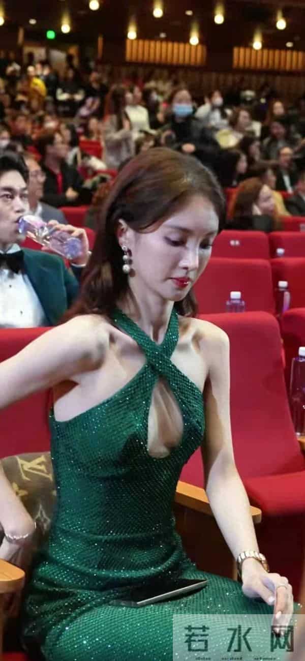 金晨出席活动，身材完美