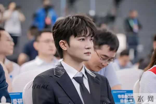 不到24小时，央媒两次点名周深，歌坛地位一览无遗，那英说对了