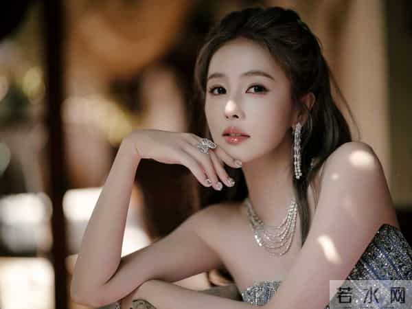 白鹿不要这么考验大家的定力!最近好爱穿抹胸裙啊