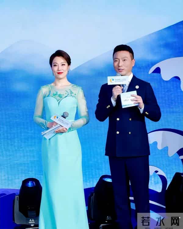 康辉接班人出现了!央视全网亮相,草根逆袭被怒赞,两人经历相似