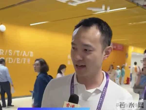 霍震霆看全运会开幕式,霍启山与叔叔坐一起,看嫂子出场鼓掌喝彩