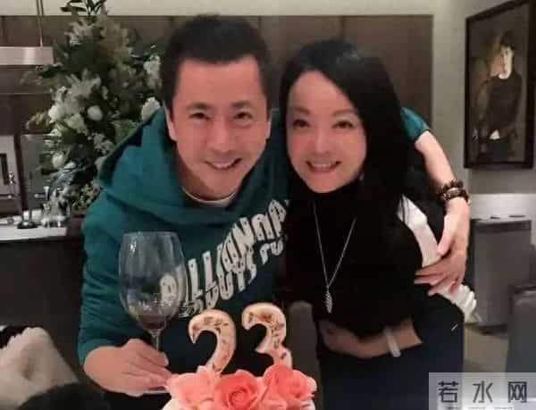 破产后，王中磊搬新家还住别墅，院子稀稀拉拉，老婆叹回不到以前