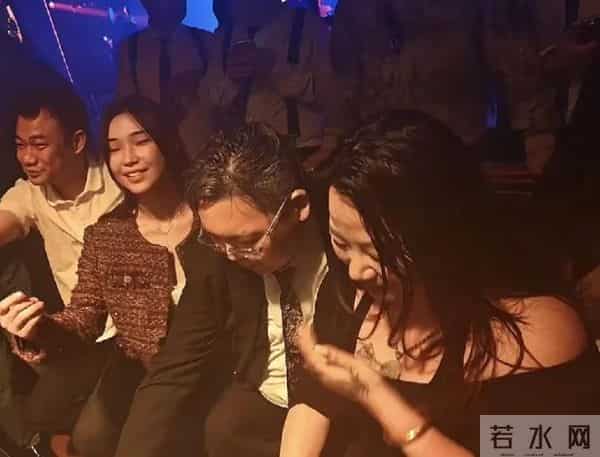 向佑算是没救了!现身南昌酒吧,烟酒不离手,旁边的女人又胖又颓