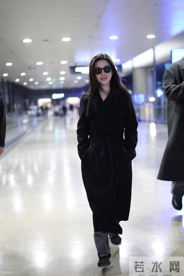 朱珠现身上海机场,身穿黑色大衣酷飒十足