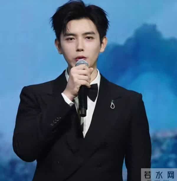 目光呆滞、两眼无神、又肿又僵、说话磕巴篮羽也带不动这个拖油瓶