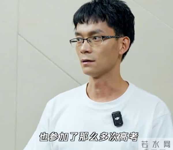 高考16次的唐尚珺露面,36岁直播带货,团队有俩同校女生,网友:浪费资源