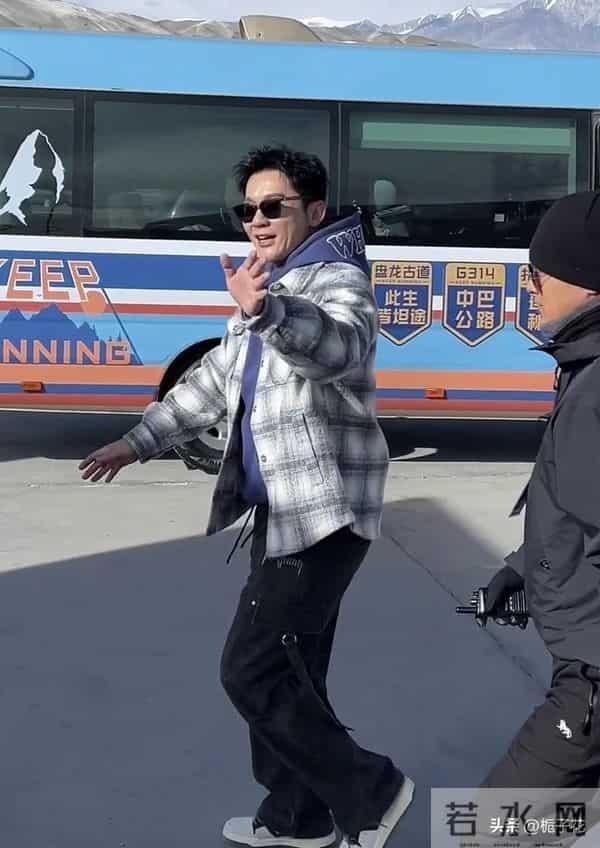 李晨在新疆白沙湖被偶遇,他穿着格子衫 戴着墨镜,走路带风好帅气
