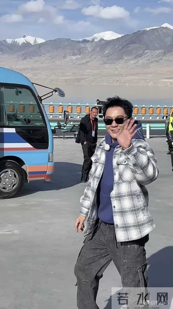 李晨在新疆白沙湖被偶遇,他穿着格子衫 戴着墨镜,走路带风好帅气