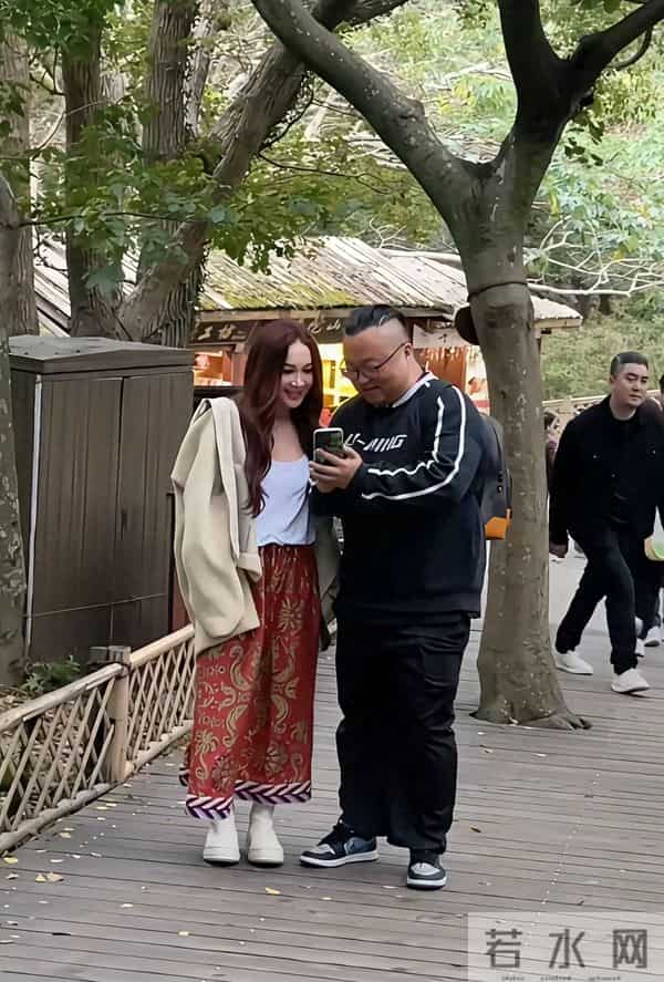 温碧霞现身普陀山 卷发披肩 肤色很白 整张脸又僵又肿 感觉医美过度了