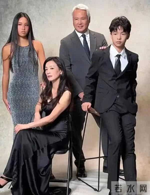 张庭晒全家福翻车:儿子油腻,昔日男神老公肿成馒头脸