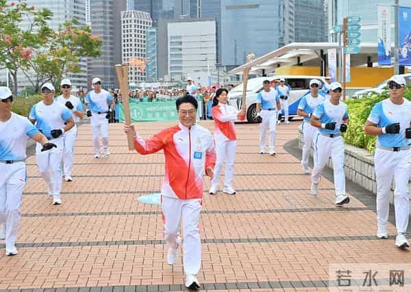 有钱也没用!火炬传递霍震霆、何超琼都来了,李嘉诚家族呢
