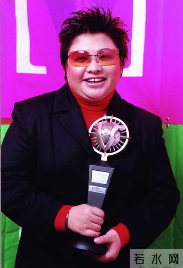 贪污上亿、假慈善?被实名举报的韩红,如今因一个动作被质疑人品