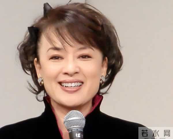 42岁结婚6年后回归单身,在97岁母亲面前,她仍是爱唱歌的小女孩