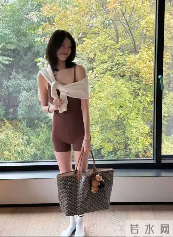 陈伟霆妈妈飞北京看孙子!婆媳第一次见面,何穗大胆拍辣照迎接!