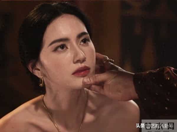 33岁女星嫁大9岁男星！婚戒15克拉，买1800平地建房，写女方名字