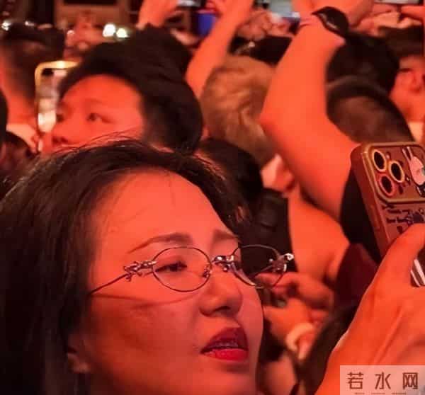 他娶了摇滚女神谭维维,婚后靠她赚钱养家,儿女双全生活太幸福