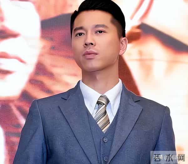 40岁李小萌北京逛街,开五六百万劳斯莱斯,王雷大连富二代不差钱