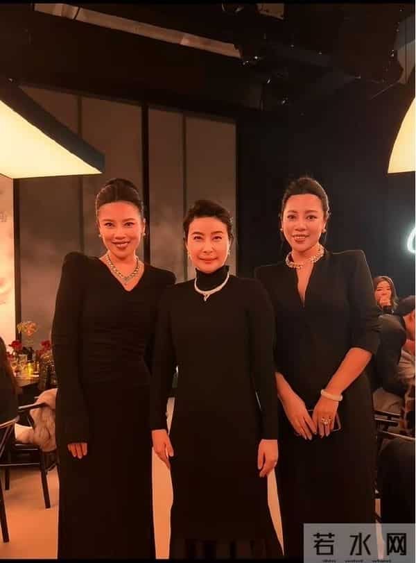 巩皇和郭晶晶同框，晶晶姐优雅非凡 尽显高级风范。霍震霆预言封神