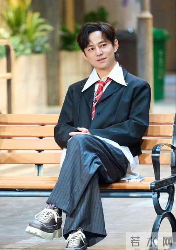 芒果台这一夜，那英再"开炮"，华晨宇"拱火"，也有何炅救不了的场