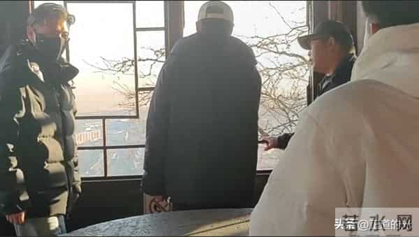 53岁辛柏青有气无力 站立需搀扶 丧妻后似丢了魂 和李乃文再拜大孤山