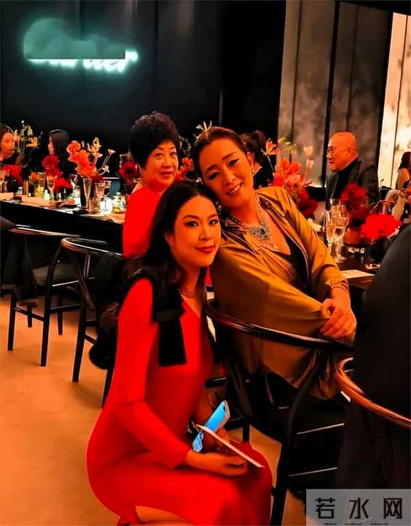 巩俐一头银发现身晚宴!从容老去拒绝修饰,真实状态最美!