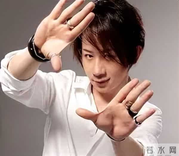 刘谦近况曝光,抗癌不到一年,“不良嗜好”已戒掉,憔悴到认不出