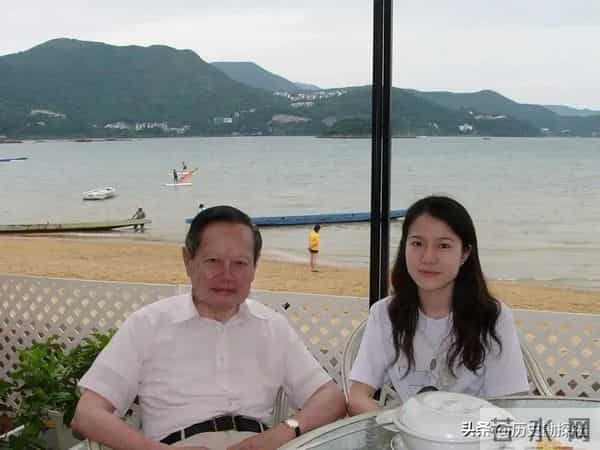 这是翁帆和杨振宁领证留影,弟弟、弟媳陪同,杨振宁一脸不好意思