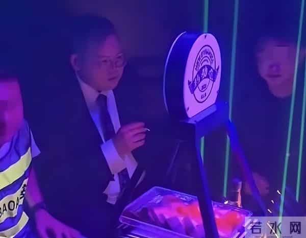 向太脸都被儿子丢尽了!向佑满肚肥肠带女友酒吧挥霍,38岁仍啃老