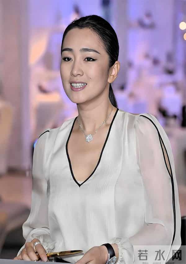 巩俐一头银发现身晚宴!从容老去拒绝修饰,真实状态最美!