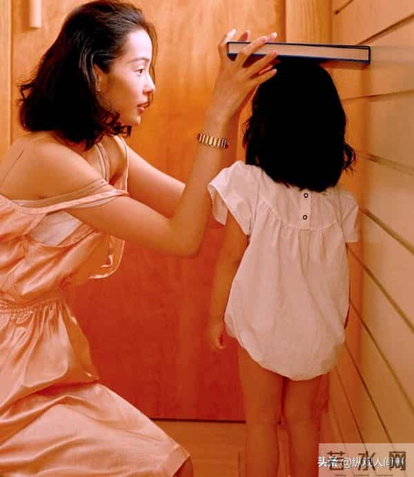 何穗在别墅晒产后美照!哺乳期特征很明显,小腹平到内凹光脚踩地