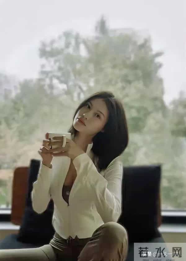 陈伟霆妈妈专程飞北京 看孙子儿媳 何穗穿情侣装 为迎接婆婆首晒美照