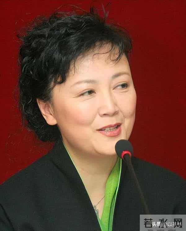 她与军官丈夫恩爱46年零绯闻,如今68岁直面衰老,比扮嫩惊艳