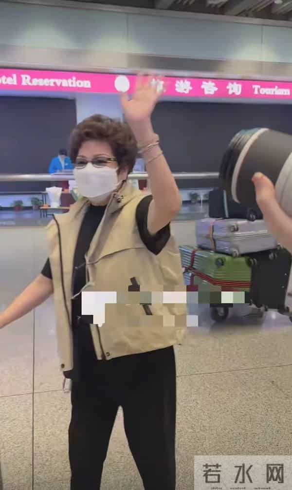 陈伟霆妈妈飞北京看孙子!婆媳第一次见面,何穗大胆拍辣照迎接!