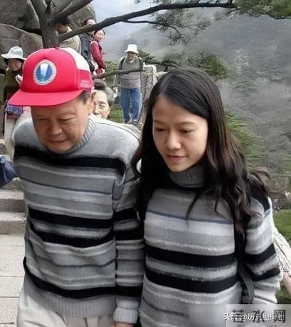 这是翁帆和杨振宁领证留影,弟弟、弟媳陪同,杨振宁一脸不好意思