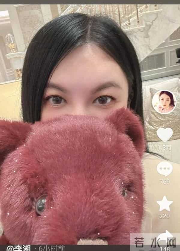 李湘回湖南老家!父母住大别墅,客厅堆满鲜花,她反而不敢露脸!