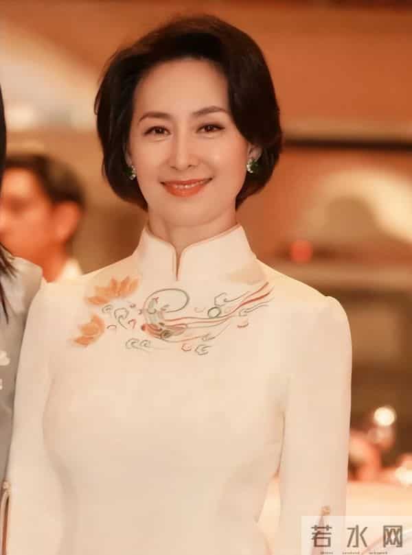 何猷君也没想到，自己63岁的大姐何超琼，竟还能再为赌王家族争光