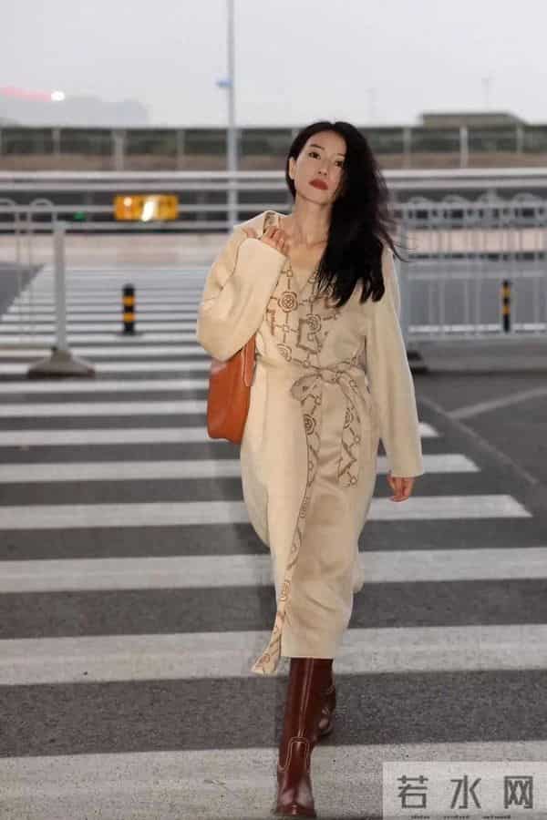 高圆圆身穿长款呢子大衣搭配棕色长靴子,真时髦洋气超显气质