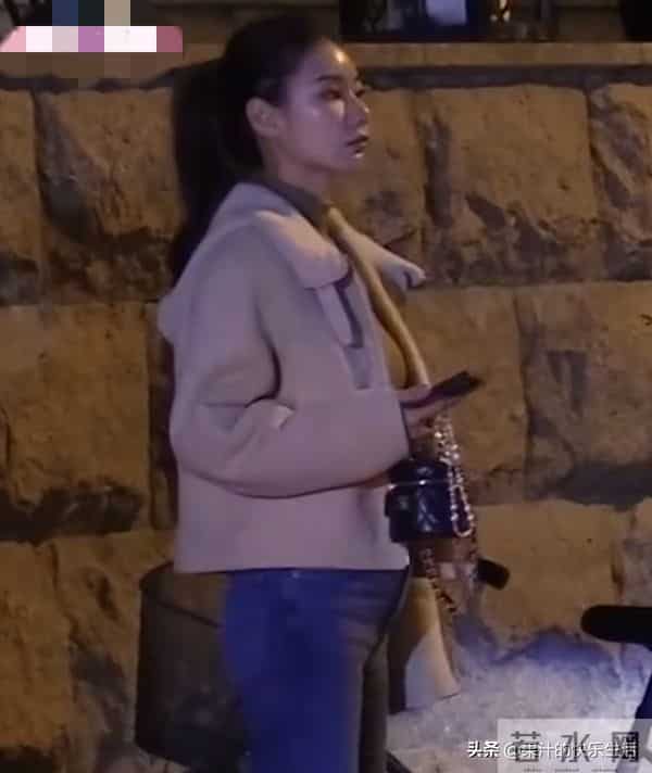 知名娱记拍到，筱梅陪小菲等车！小腹隆起明显，疑有四月身孕！