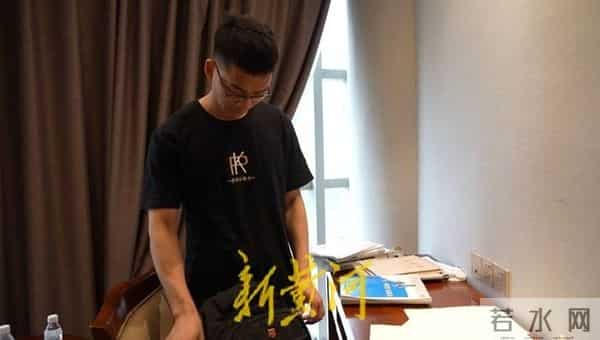 高考16次的唐尚珺露面,36岁直播带货,团队有俩同校女生,网友:浪费资源