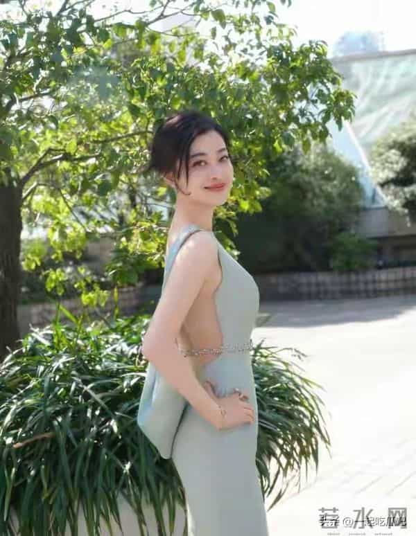 50岁梅婷新剪了波波头年轻25岁,穿毛衣+阔腿裤,美得像换了个人