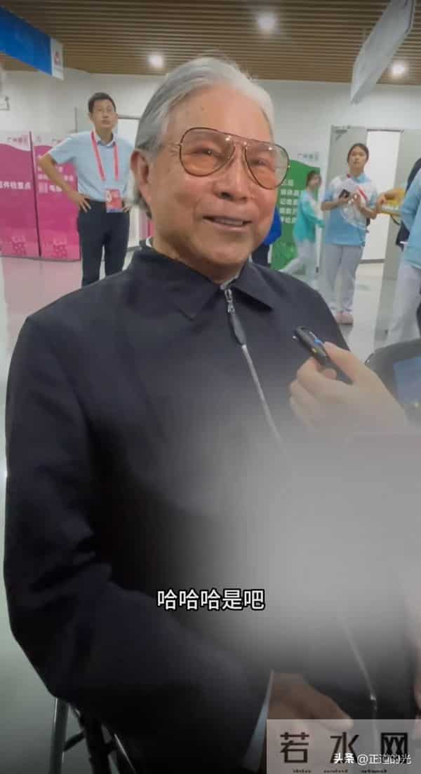 霍震霆称郭晶晶全运会火炬手没有告诉自己 一提儿媳就笑得合不拢嘴