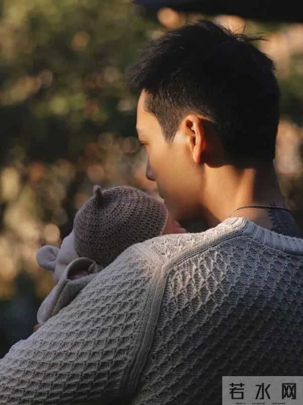 何穗官宣生子后晒瑜伽服照,网友赞“不愧是超模”