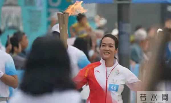 霍家五代人齐聚全运会,霍启山休闲穿搭抢镜,颜值逆天人气高,