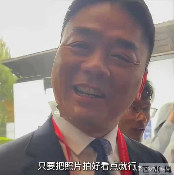 章泽天现身日本机场,休闲打扮,刘强东幽默地说:把我拍好看一点