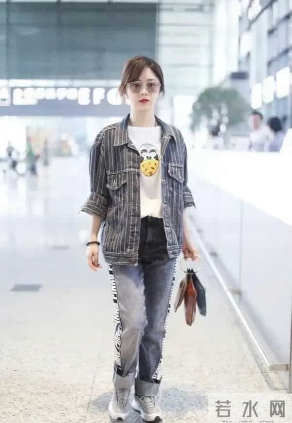 谭松韵身穿条纹牛仔外套搭配牛仔裤运动鞋,简约休闲又耐看