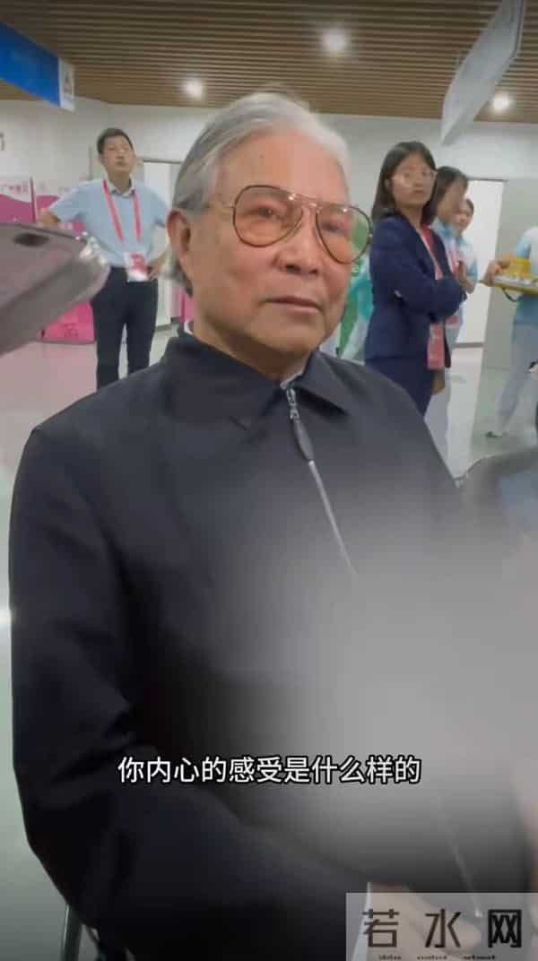 79岁霍震霆 身子硬朗精神饱满，受采访提到儿媳郭晶晶笑得合不拢嘴