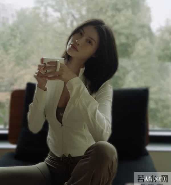 36岁何穗生子后首秀照,穿紧身服小腹紧实平坦,哪像生过孩子的?