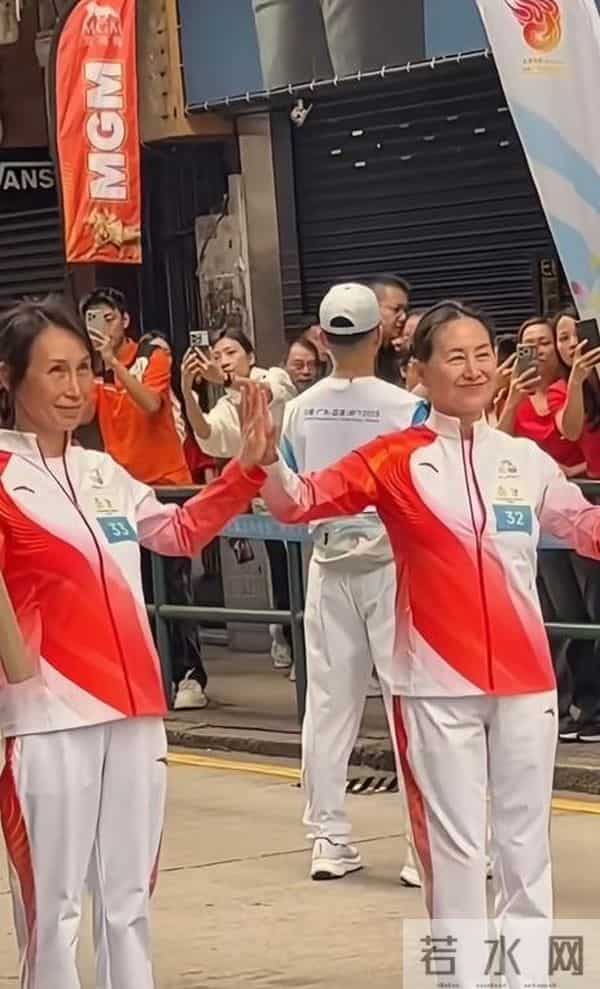 有钱也没用!火炬传递霍震霆、何超琼都来了,李嘉诚家族呢