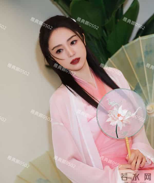 董璇自从二婚后状态肉眼可见的回春了,白蛇造型妩媚不输王祖贤!